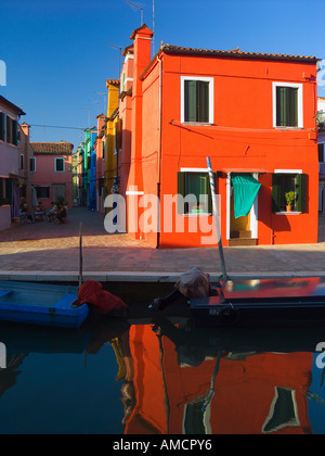 Case e barche, Isola di Burano, Laguna Veneziana, Italia Foto Stock