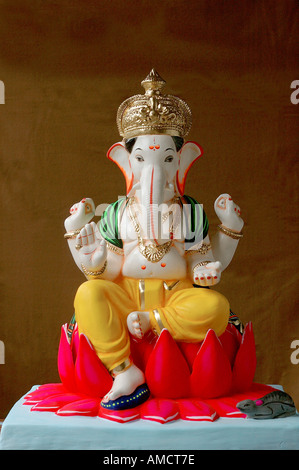 Lord Ganesh idol da Plaster of Paris per Ganpati Festival Made in Penn vicino Bombay Mumbai Maharastra India Foto Stock