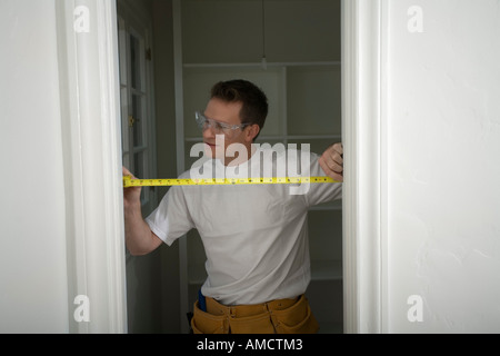 Uomo che fa le ristrutturazioni Foto Stock