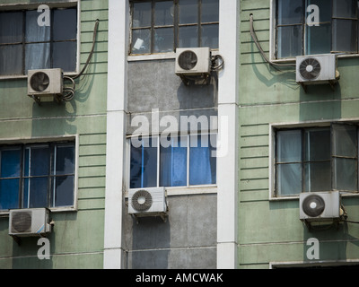 Vista dettagliata di windows in appartamento edificio con le unità aria condizionata Foto Stock