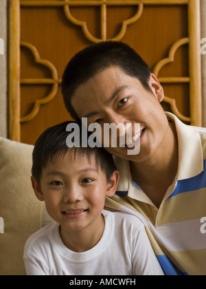 Padre e figlio sorridente Foto Stock