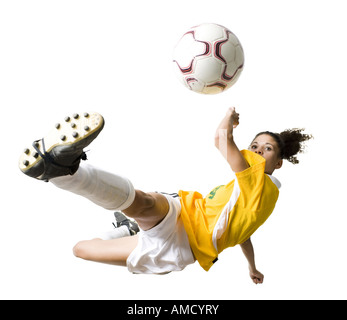 Ragazza adolescente calci palla calcio Foto Stock