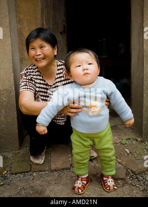 Donna che mantiene il bambino all'aperto Foto Stock