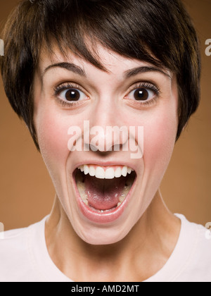 Donna con la bocca aperta eccitato Foto Stock