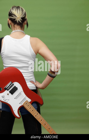 Vista posteriore della donna con chitarra elettrica Foto Stock