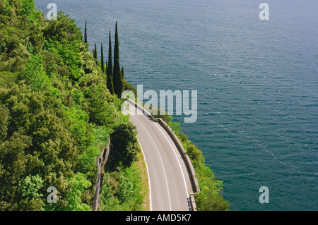 Strada tortuosa lungo la riva del Lago di Garda, Italia Foto Stock