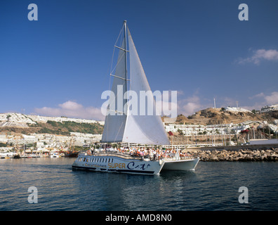 Puerto Rico Gran Canaria Spagna.Super Cat escursione in barca a vela al di fuori del porto con i turisti a bordo Foto Stock