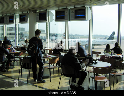 Aeroporto di Manchester UK Visualizzazione e area caffetteria Terminal 1 Foto Stock