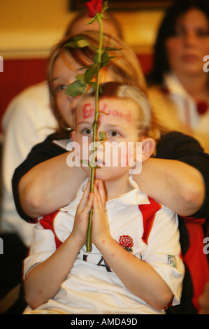 Un giovane fan di rugby orologi il 2003 Rugby World Cup finale su un grande schermo in un pub in Gloucester Regno Unito Foto Stock