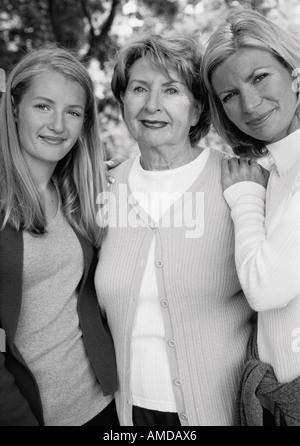 Ritratto di nonna, madre e figlia in piedi all'aperto Foto Stock
