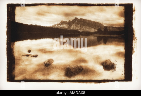 Mount Rundle e di riflessione su due Jack Lake, il Parco Nazionale di Banff, Alberta, Canada Foto Stock