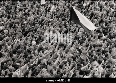 Una folla in Piazza Venceslao a Praga per celebrare vi indipendenza nel 1989 Foto Stock