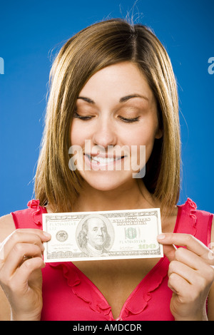 Donna che mantiene American centinaia di dollari Foto Stock