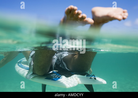 Uomo in acqua con la tavola da surf Foto Stock