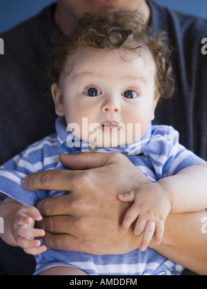 Close-up di baby boy guardando sorpreso Foto Stock