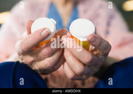 Vista di una donna senior azienda di medicinali. Foto Stock