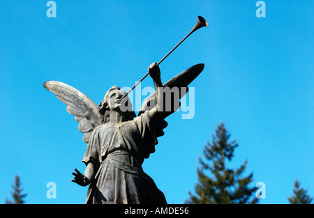 Tramonto statua angelo con tromba Foto Stock