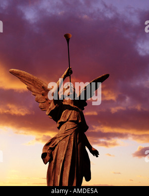 Tramonto statua angelo con tromba Foto Stock