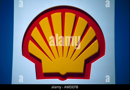 Badge Shell / logo / marchio al di fuori di una stazione di riempimento. Foto Stock