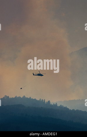 Da fumo della foresta al fuoco con il fuoco elicotteri di combattimento Foto Stock