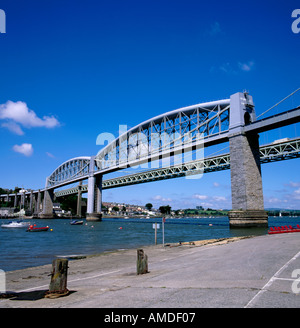 La ferrovia e la strada dei ponti che attraversano il fiume Tamar tra Devon e Cornwall, dal Plymouth shore, Inghilterra, Regno Unito. Foto Stock