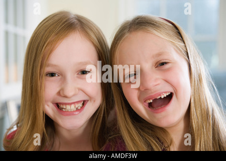 Ritratto di due sorelle di ridere. Foto Stock