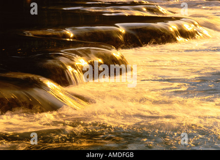 Acqua correre su roccia, Agua Azul National Park, Chiapas, Messico Foto Stock