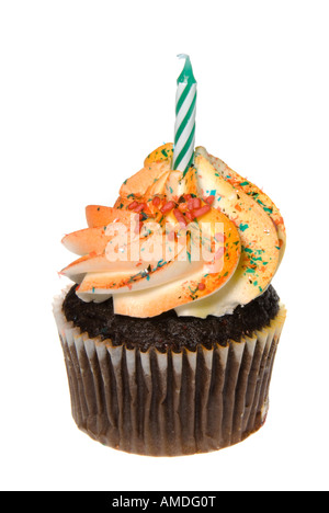 Un solitario cupcake al cioccolato con giallo glassa di turbolenza si siede su un bianco sfondo isolato Foto Stock