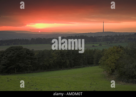 Vista su campi al tramonto per la Emley Moor Mast trasmettitore TV a Emley, West Yorkshire, Regno Unito Foto Stock