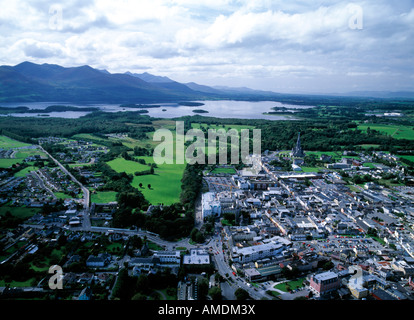 Entroterra irlandese città circondata da laghi e irlandesi la montagna più alta della gamma, montagne, Foto Stock