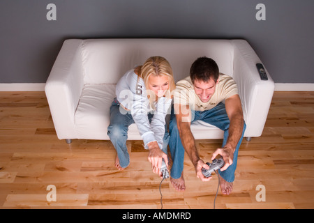Coppia giovane la riproduzione di video gioco Foto Stock