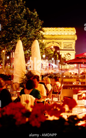 Cafe terrazza sugli Champs Elysees con Arc de Triomphe in background Foto Stock
