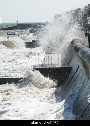 Onde si infrangono in cemento armato le misure di difesa contro le inondazioni lungo la costa di Essex a North Sea resort città di Walton sul Naze Essex England Regno Unito Foto Stock