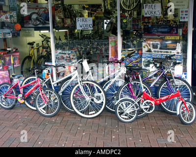 Brentwood High Street cycle negozio gestito da un commerciante indipendente visto vicino 5 novembre quindi indicazioni per fuochi d'artificio Foto Stock