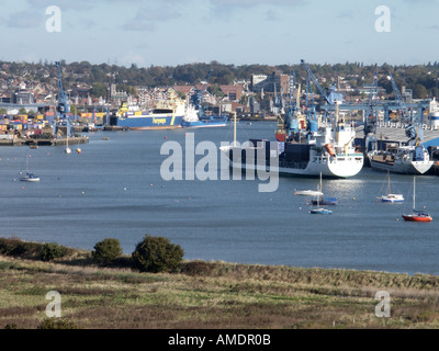 Ipswich capoluogo di contea di Suffolk contenitore nave in movimento fino al fiume Orwell verso Ipswich docks ad alta marea Foto Stock