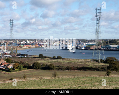 Ipswich capoluogo di contea di Suffolk spedizione porta e tralicci che trasportano energia elettrica attraverso il fiume Orwell Foto Stock