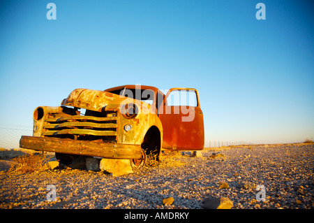Vecchia ruggine auto dal lato della strada della Namibia in Africa Foto Stock