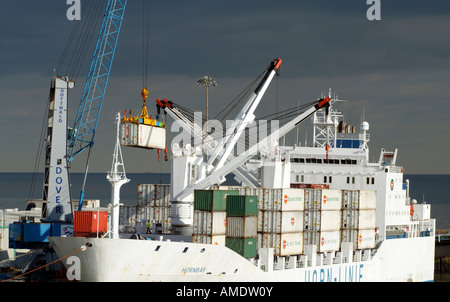 Avvisatore acustico Linie Shipping Company nave Hornbay scarico nel porto di Dover, Kent England Foto Stock