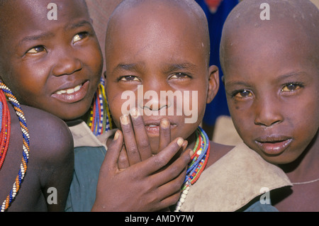 AFRICA Est Africa KENYA un gruppo di giovanissimi Samburu Le ragazze in un piccolo villaggio remoto nel Samburu National Game rifugio Foto Stock