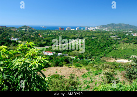 Nord America, Messico, Stato di Guerrero, Ixtapa & Zihuatanejo. Ixtapa hotel zona con Bahia del Palmar nella distanza. Foto Stock