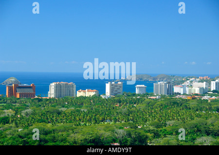 Nord America, Messico, Stato di Guerrero, Ixtapa & Zihuatanejo. Ixtapa hotel zona con Bahia del Palmar nella distanza. Foto Stock