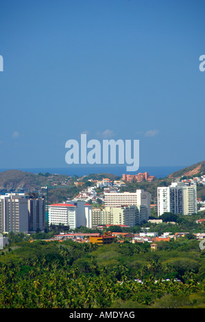 Nord America, Messico, Stato di Guerrero, Ixtapa & Zihuatanejo. Ixtapa hotel zona con Bahia del Palmar nella distanza. Foto Stock