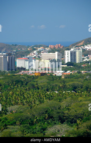 Nord America, Messico, Stato di Guerrero, Ixtapa & Zihuatanejo. Ixtapa hotel zona con Bahia del Palmar nella distanza. Foto Stock