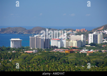 Nord America, Messico, Stato di Guerrero, Ixtapa & Zihuatanejo. Ixtapa hotel zona con Bahia del Palmar nella distanza. Foto Stock