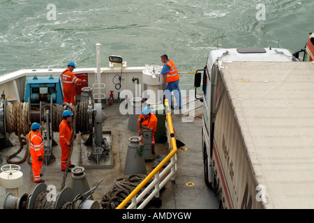 Equipaggio delle navi Winching funi di ormeggio sulla poppa di Cross Channel camion traghetto sistemati sul ponte Foto Stock