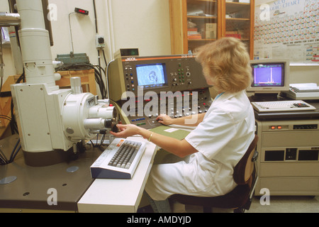 La donna nel laboratorio di ricerca con microscopio elettronico a scansione e x ray Analyser Foto Stock