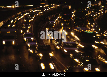 Il traffico su autostrada 401 a notte a Toronto, Ontario, Canada Foto Stock