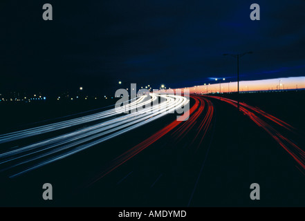 Sentieri di luce sull'Autostrada 401 a notte a Toronto, Ontario, Canada Foto Stock