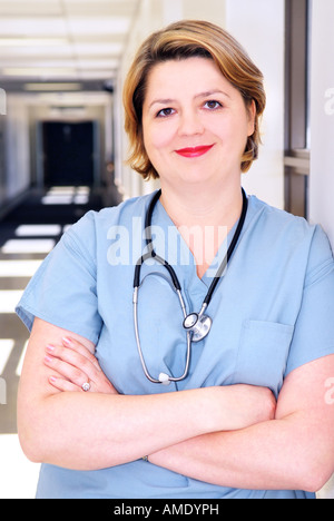 Ritratto di un sorridente infermiera in piedi in un corridoio di ospedale Foto Stock