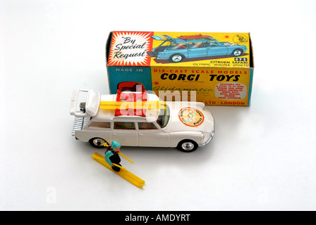 Vintage Toys hanno raggiunto valori elevati tra i collezionisti Corgi vintage set del veicolo sono molto ricercati quando vengono inscatolate Foto Stock